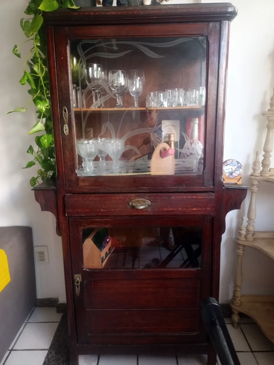Cristaleira de madeira antiga com detalhes em vidro