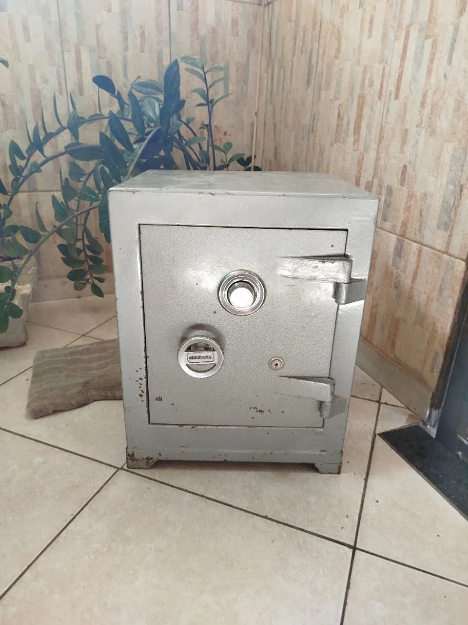 Cofre Metálico Resistente e Seguro