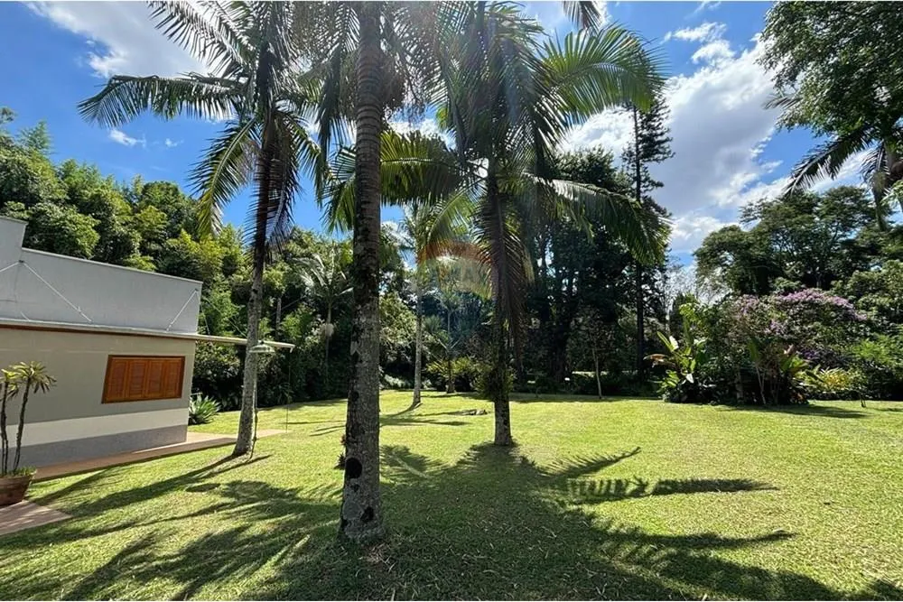 Casa Studio, térrea para locação no Condomínio Fazendinha 110 m2 A.C / 1.300 m2 A.T