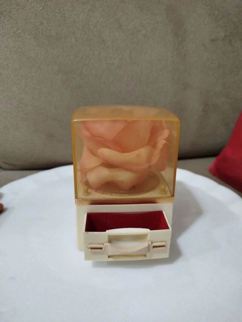 Antiga Caixa de música com rosa em relevo 