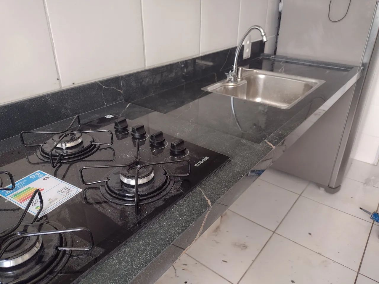 Pias cozinha, nichos e lavatórios banheiro em porcelanato 
