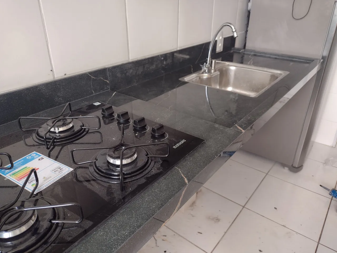 Pias cozinha, nichos e lavatórios banheiro em porcelanato