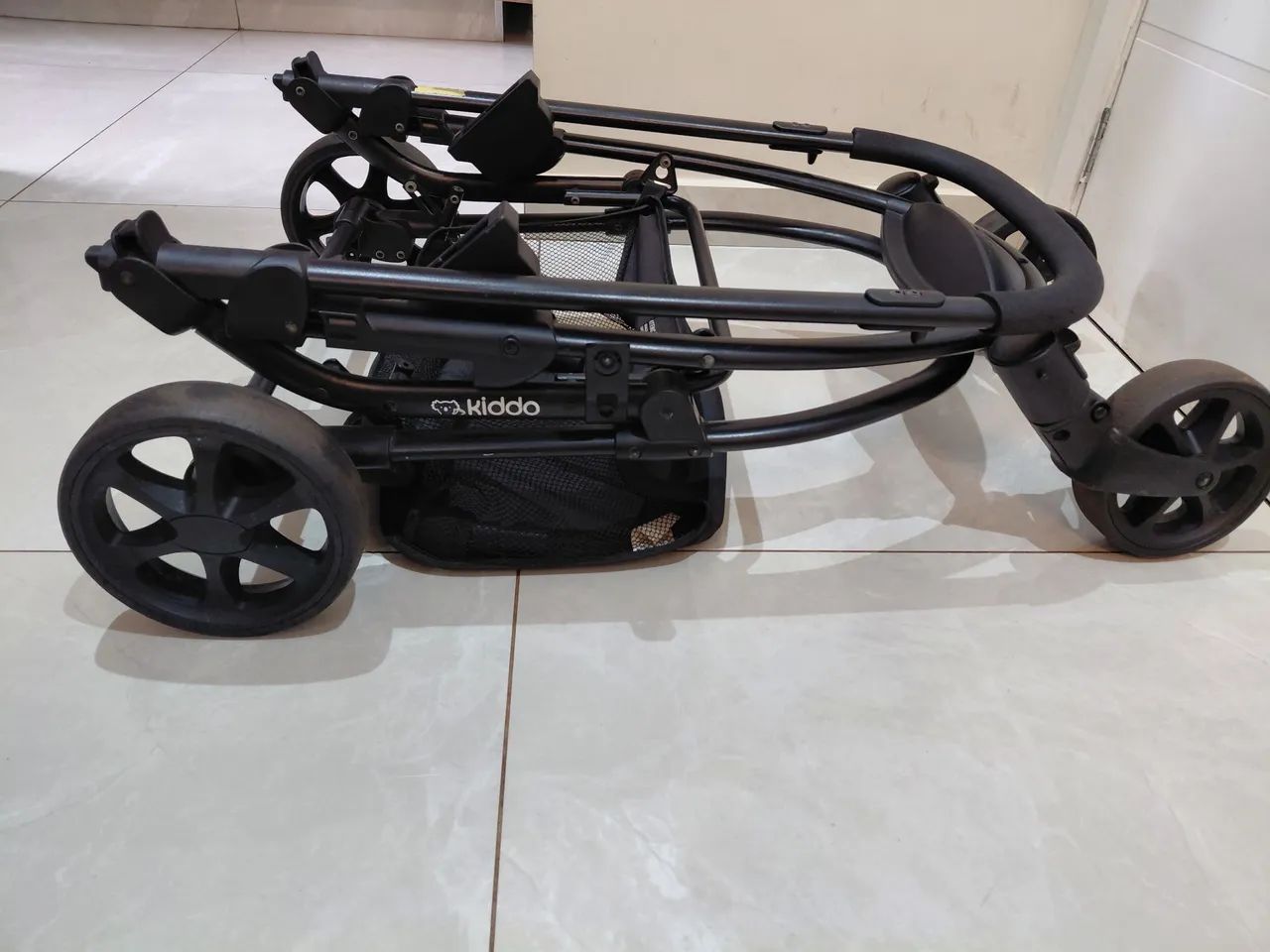 Vendo carrinho com moisés, bebe conforto, base do carro da marca Kiddo Prima. ótimo estado - Foto 2