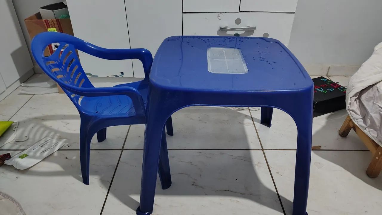 Mesa com cadeira infantil 