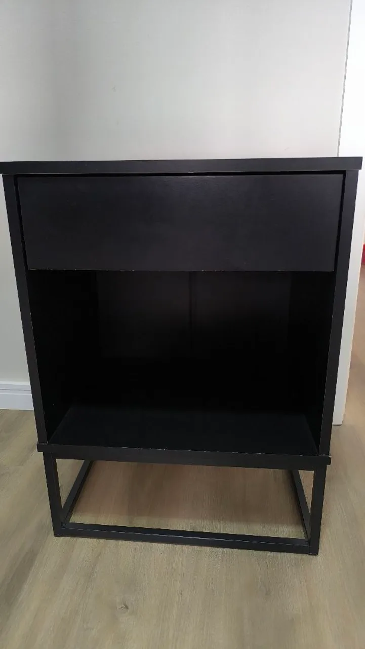 Mesa de cabeceira preta moderna