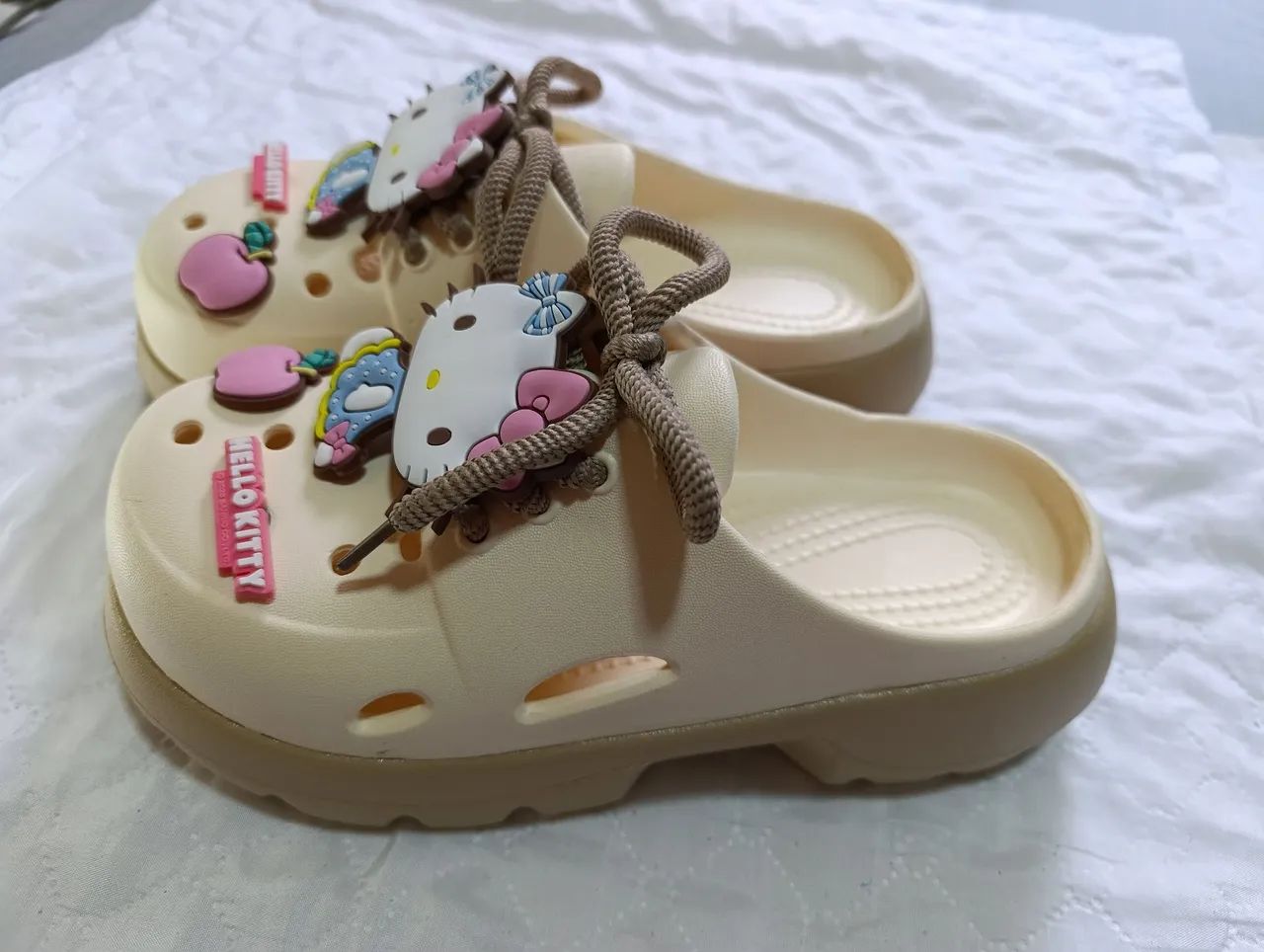Chinelo estilo Crocs temático HELLO KITTY tam.37/38 90,00. - Foto 5