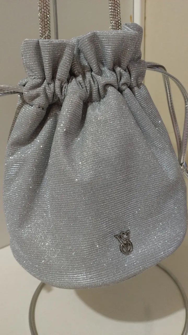 Bolsa de mão prateada com brilho - Victoria's Secret - Foto 2