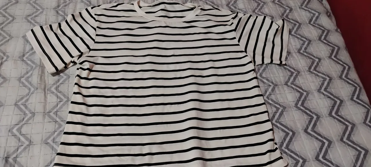 Camiseta listrada branca e preta