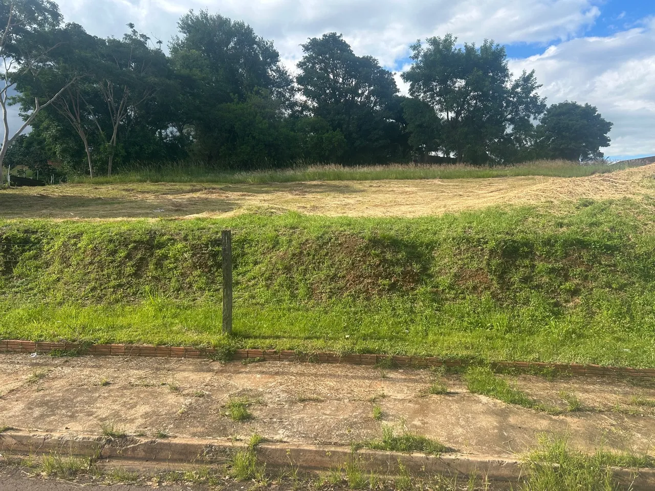 Terreno de 945 metros quadrados na avenida principal de Álvares Machado!