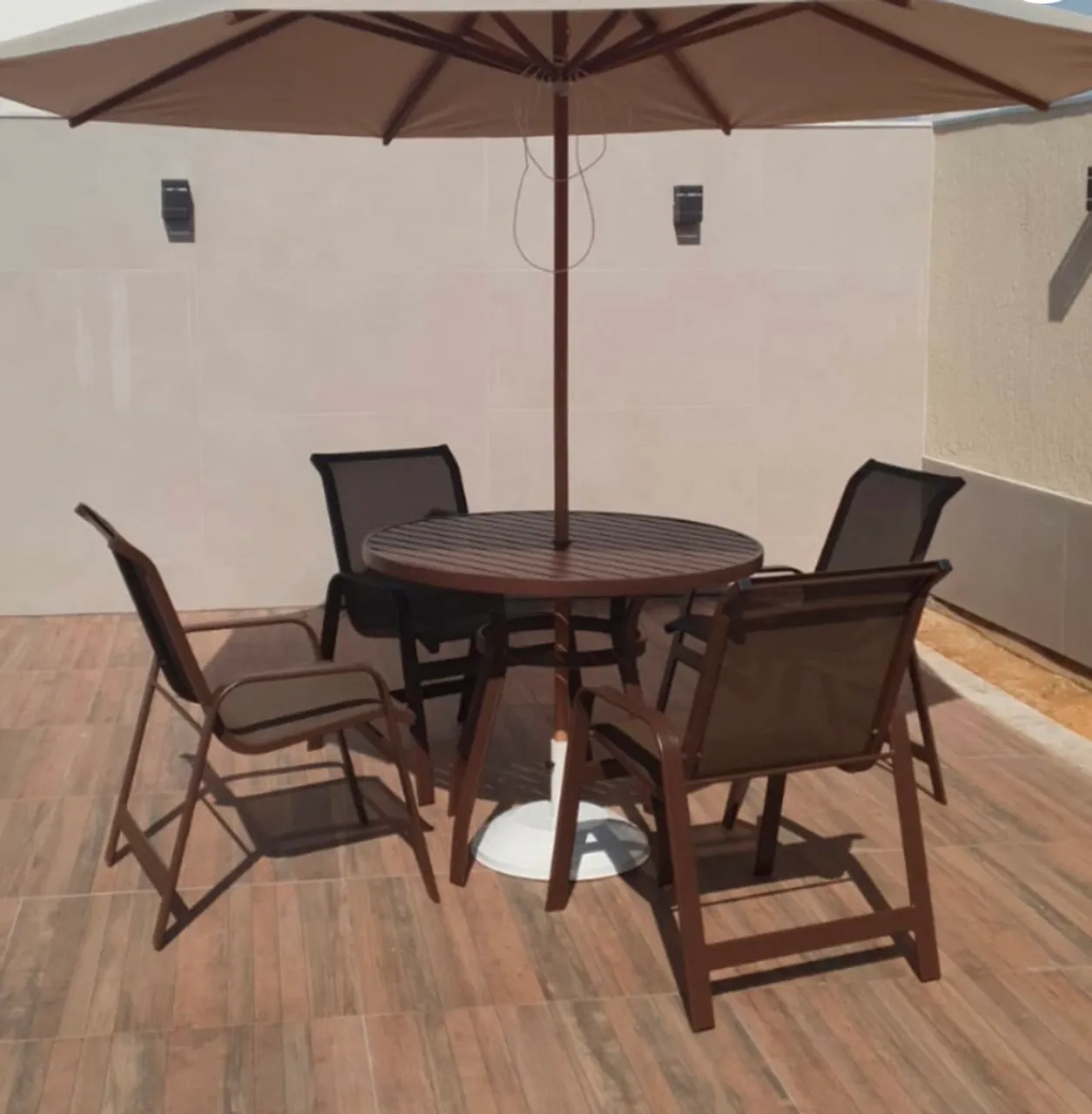 Mesa de alumínio com cadeiras de tela slim