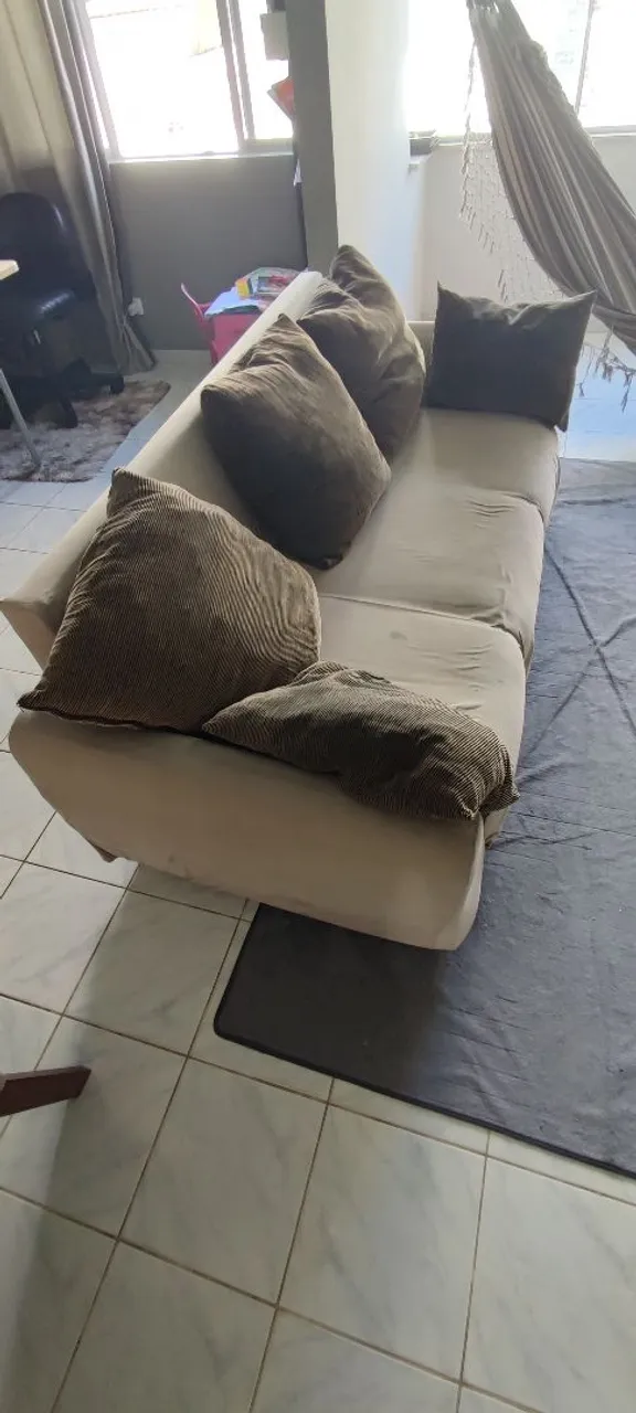Sofá Bege Confortável com Almofadas (usado)