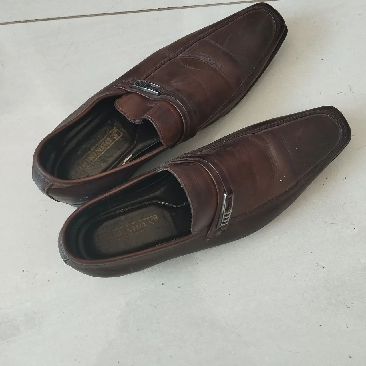 Sapatos sociais de couro marrom - Elegância e estilo - Foto 2