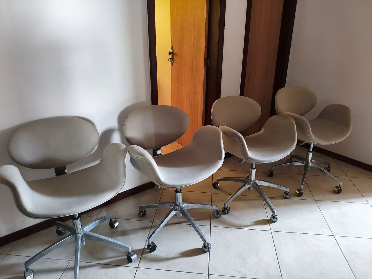Cadeiras de escritório com rodinhas ! 