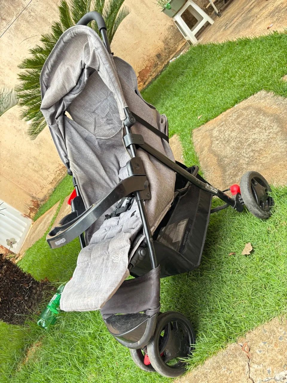 Carrinho de Bebê Toffy Cinza semi novo - Foto 3