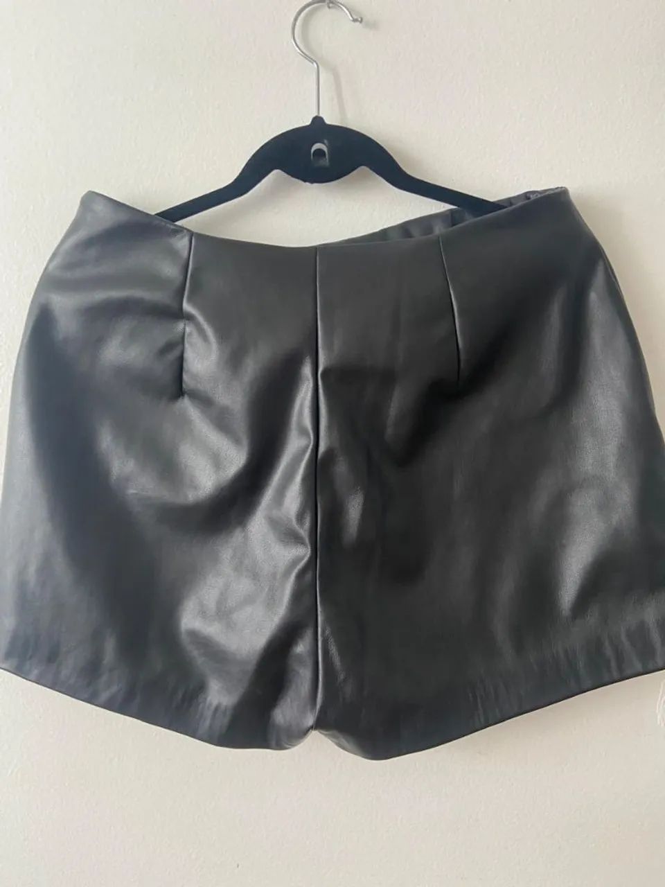 Saia shorts de couro sintético preta assimétrica - Foto 3