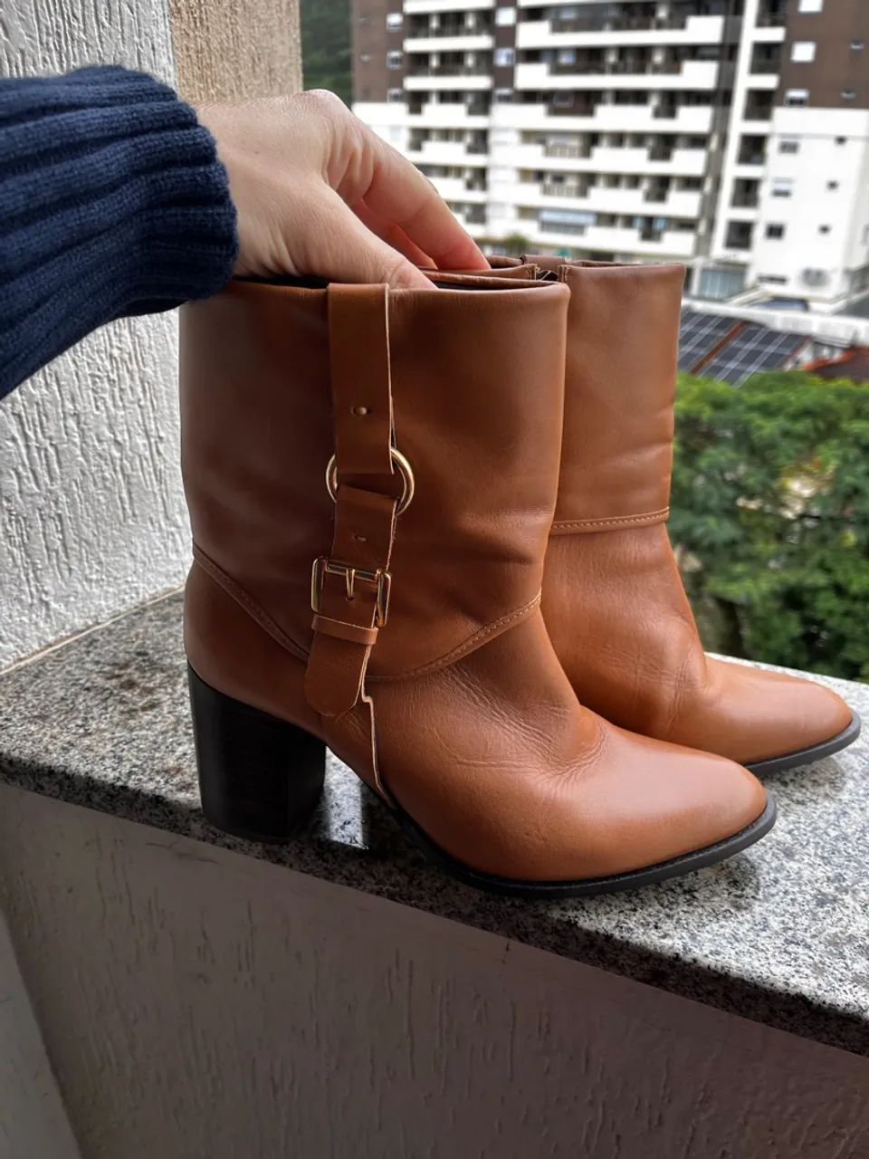Bota de couro marrom com fivela - Foto 3
