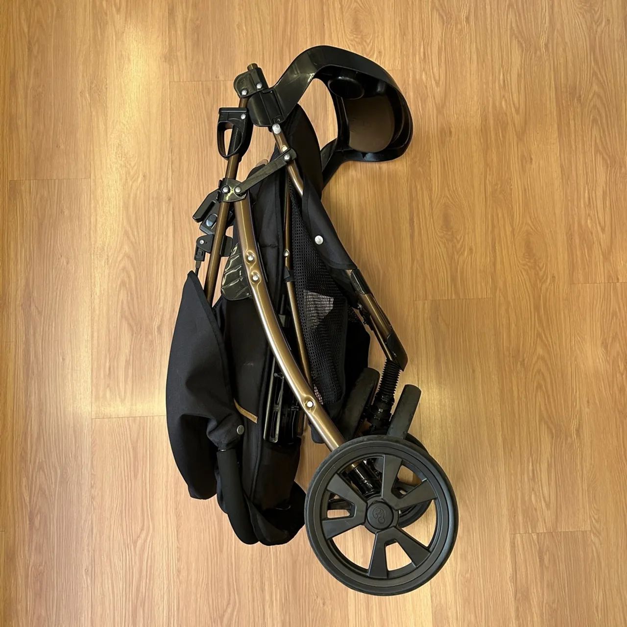 Carrinho de bebê Galzerano Cross preto 3 rodas com bebê conforto - Foto 2