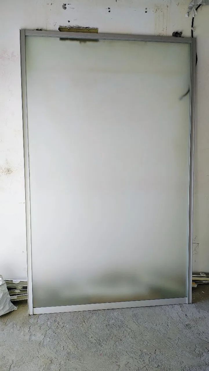 Divisória de vidro com cantoneira de alumínio.64861352655875121