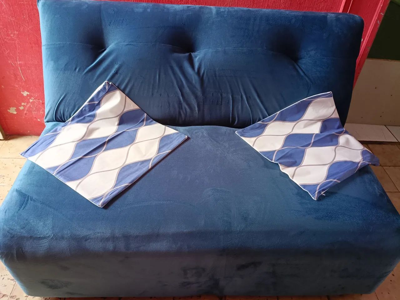 Sofá cama novo em tecido veludo azul ... Acompanha almofadas decorativas..tm 1.40 - Foto 3