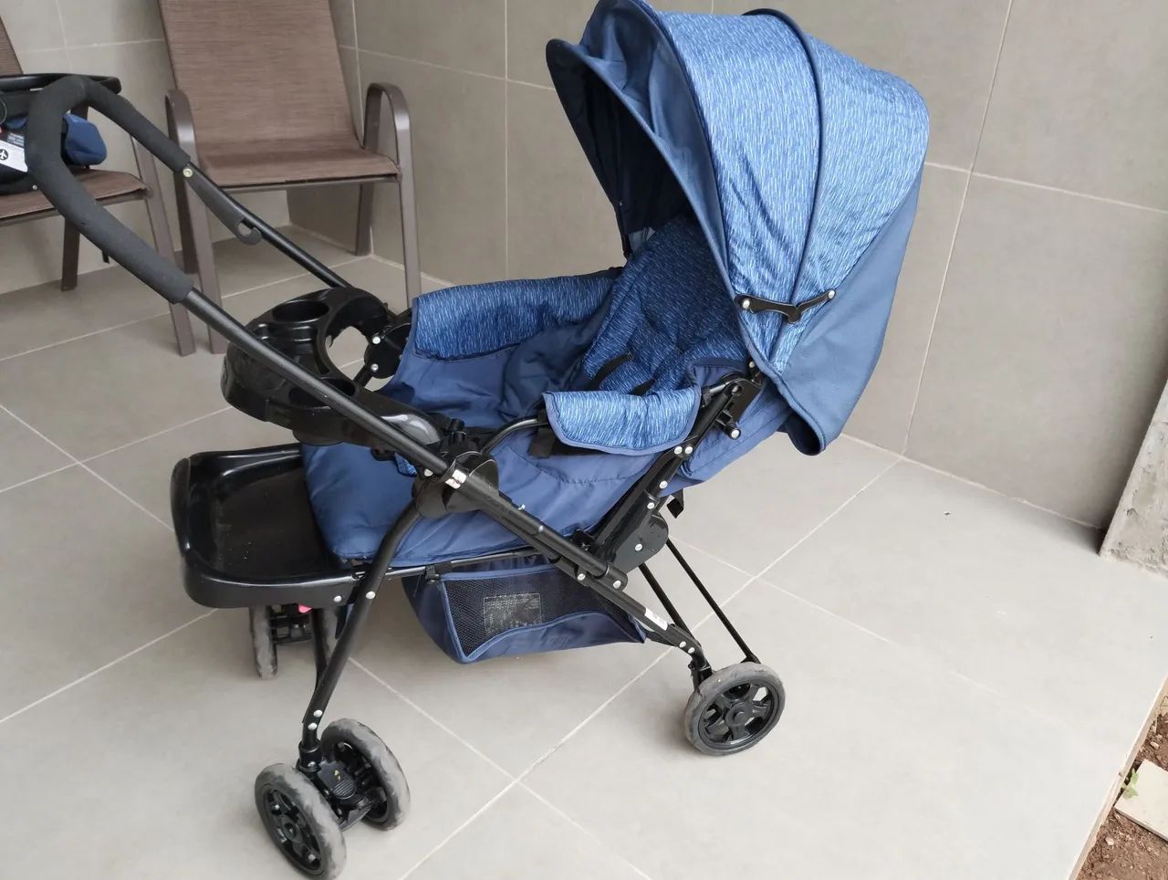 Carrinho de bebê com bebê conforto - Foto 2