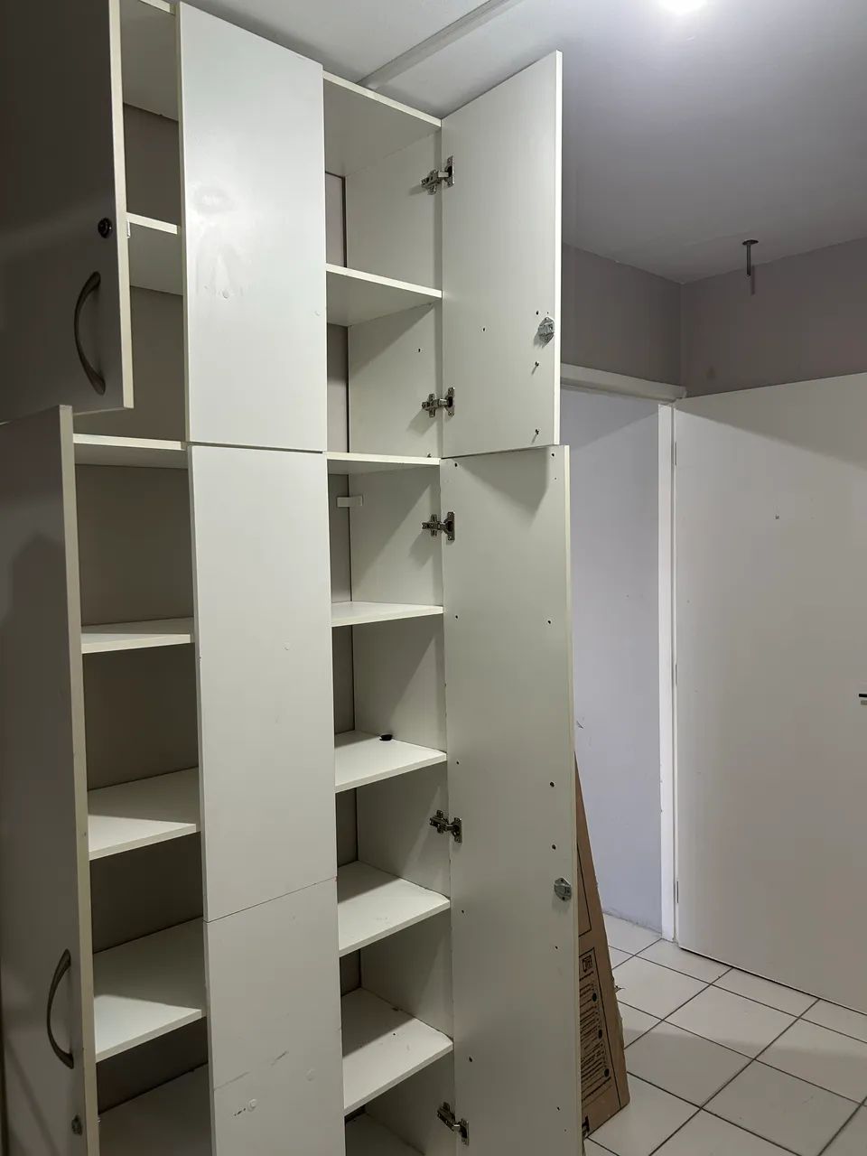 Estante de escritório em madeira com porta