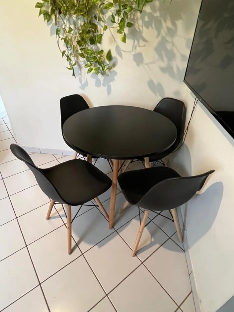 Mesa com 4 cadeiras modernas (lindo conjunto) - Foto 3