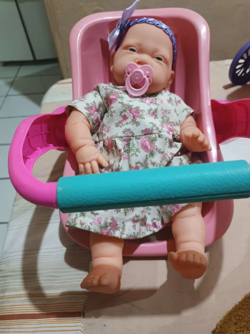 Boneca tipo reborn mais cesto Moisés 45cm aproximadamente  - Foto 2