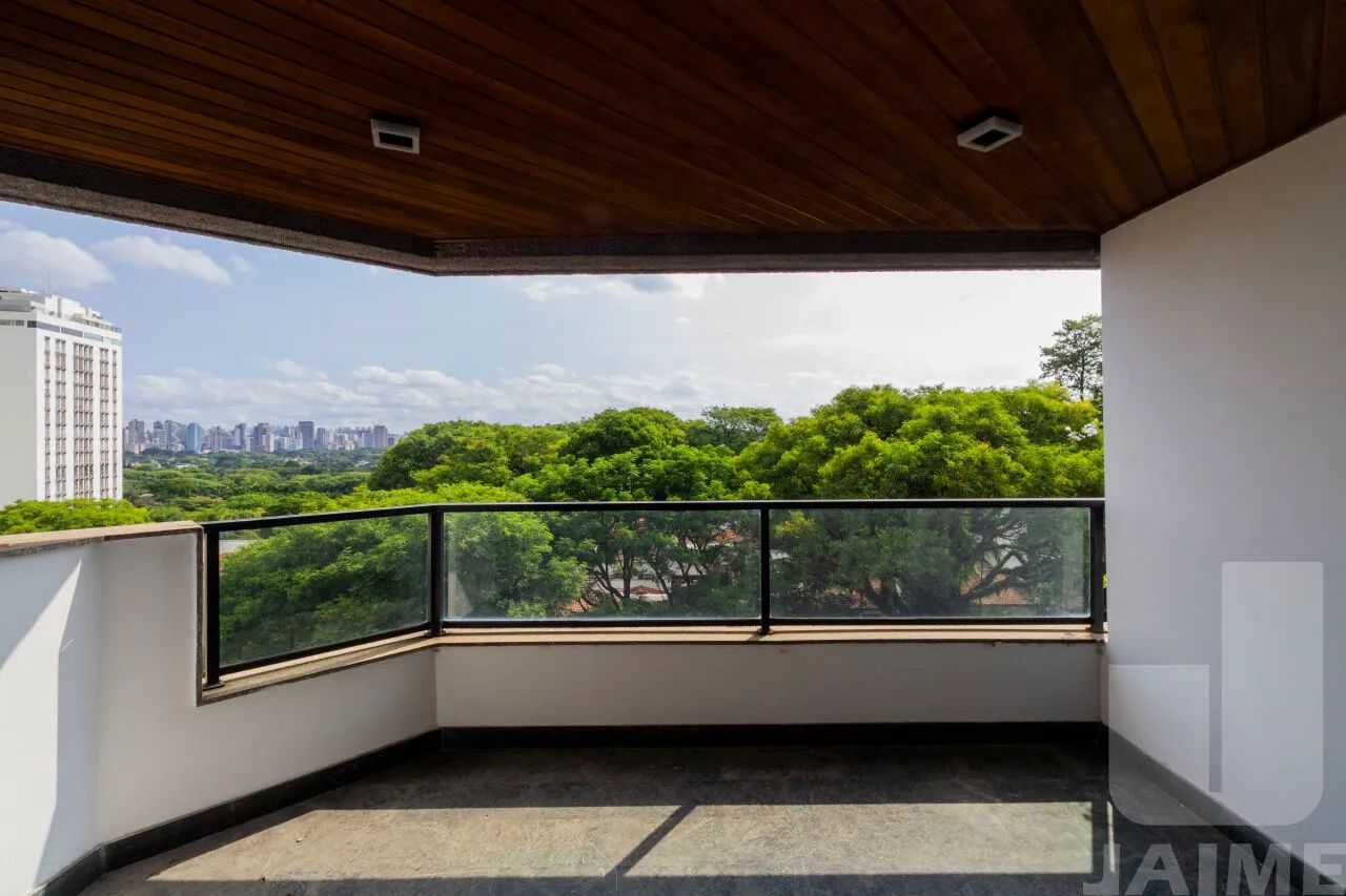 Apartamento clássico em rua tranquila e arborizada, 4 dormitórios sendo 3 suítes e 4 vagas - Foto 5