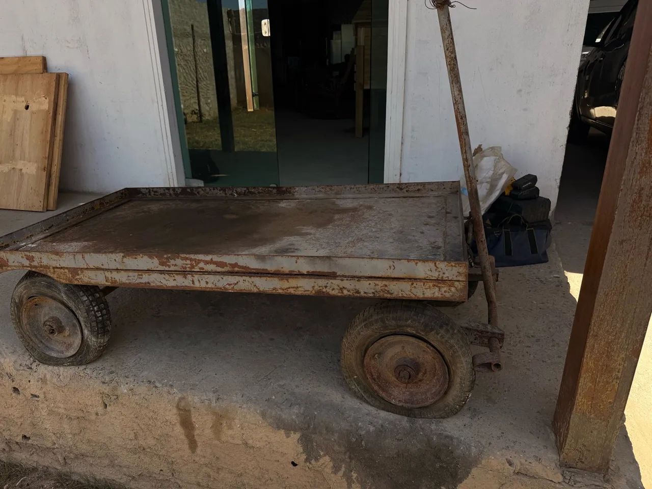 Vendo carrinho de 4 pneus de chapa de aço. 