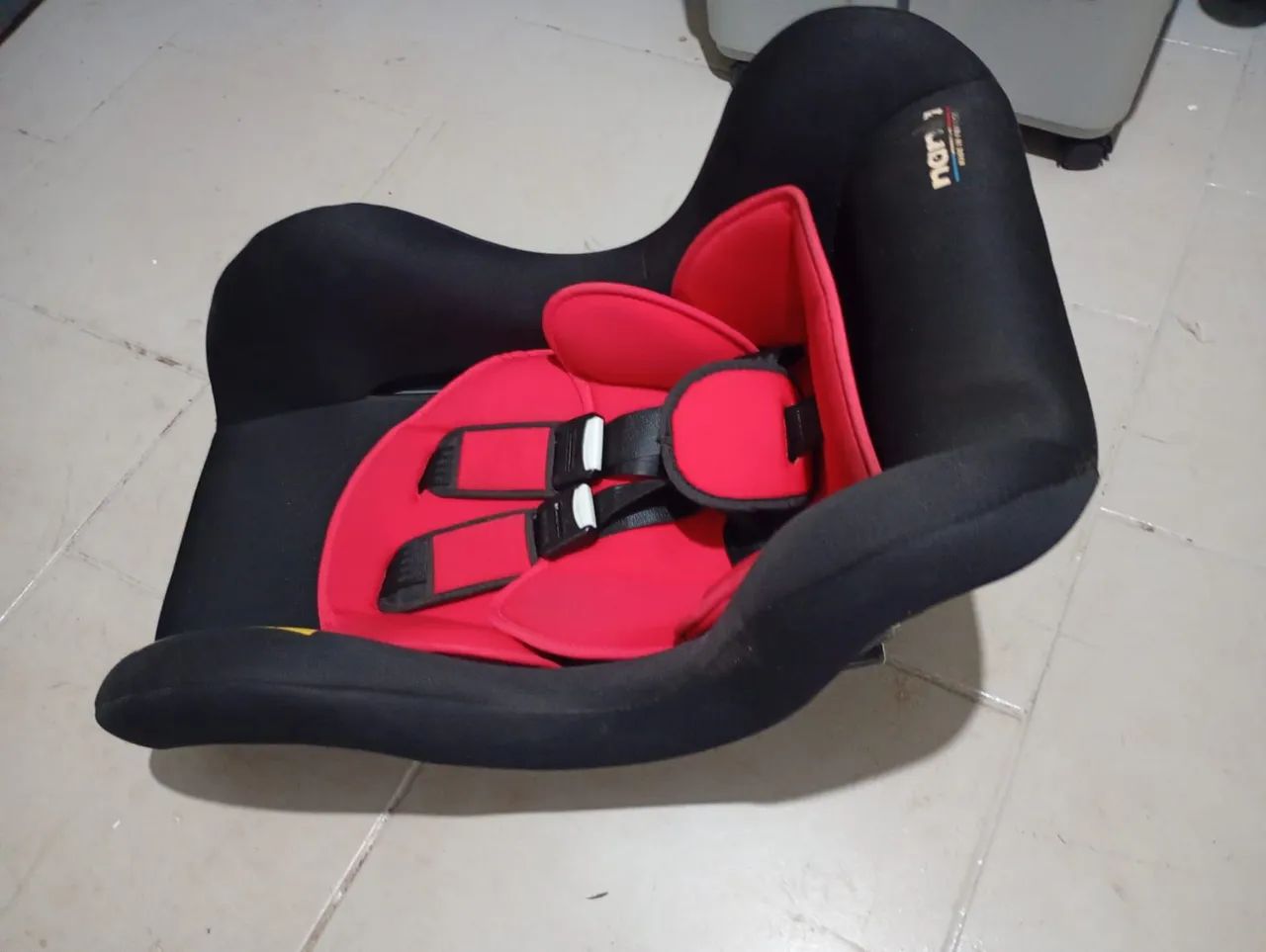 Vendo cadeirinha infantil vermelha  - Foto 2
