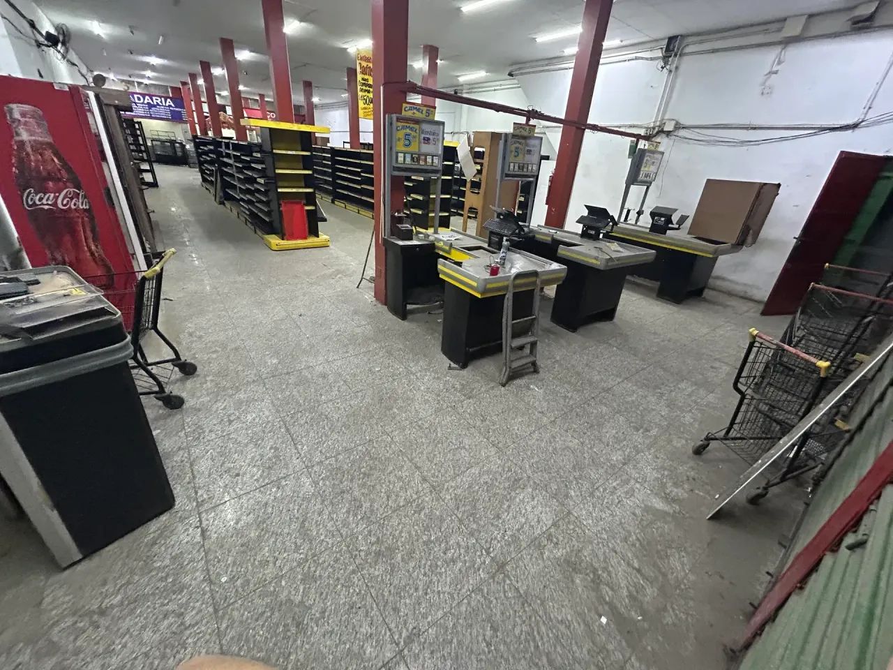 VENDE-SE OU ALUGA-SE EXCELENTE LOJA + GALPÃO
