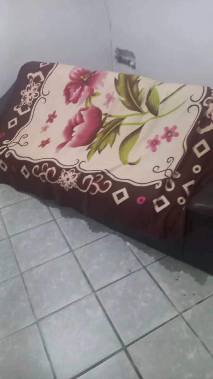 Sofa de 3 lugares e uma comoda com 4 gavetas - Foto 3