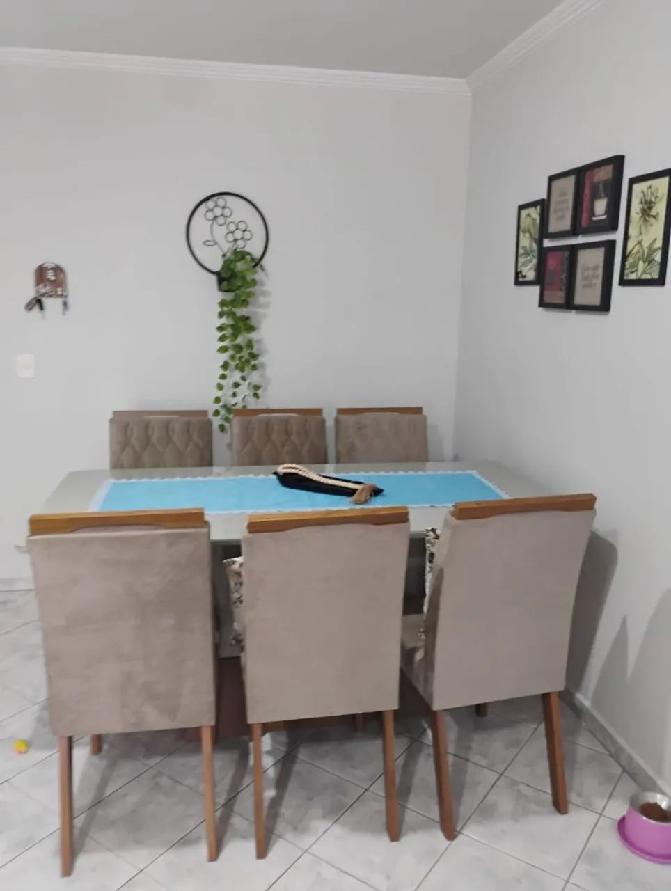 Mesa sala jantar/6 cadeiras em suede com tampo de vidro.