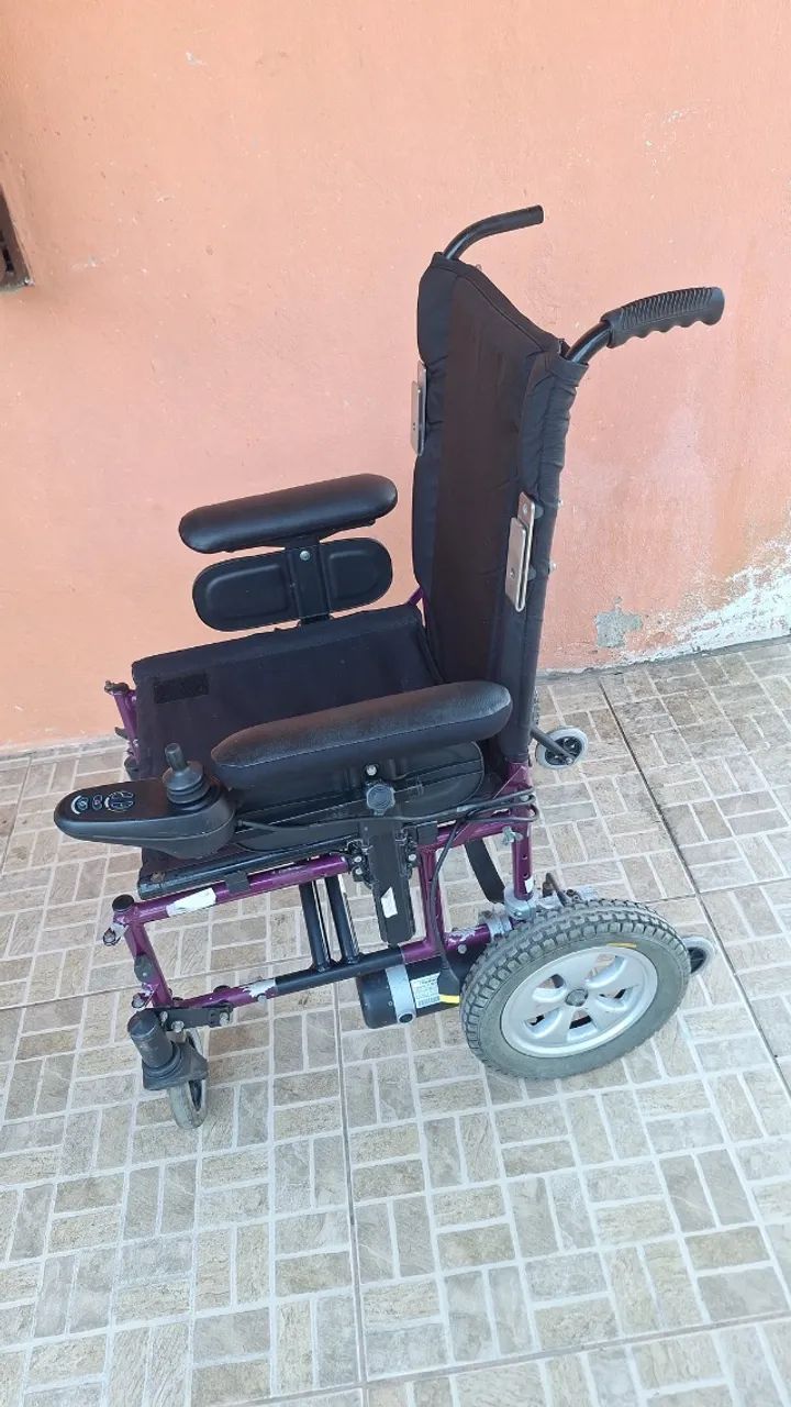 Cadeira de roda elétrica em estado de Nova sem bateria e carregador