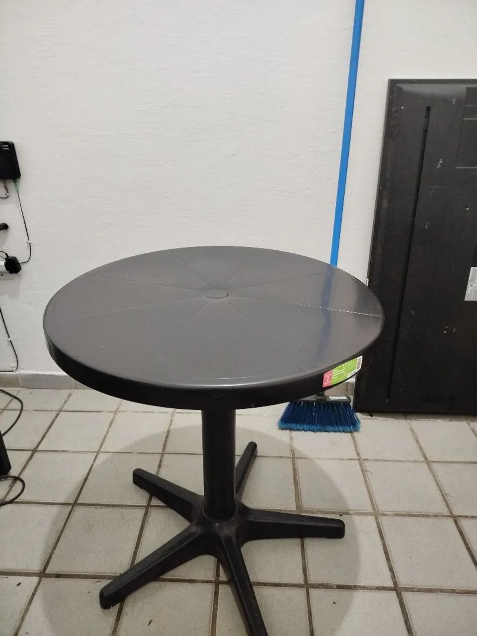 Mesa Redonda Plástica Preta - Ótimo Estado - Foto 2