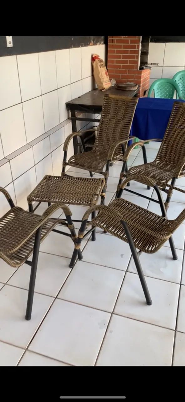 Vendo conjunto de mesa e cadeiras novo!