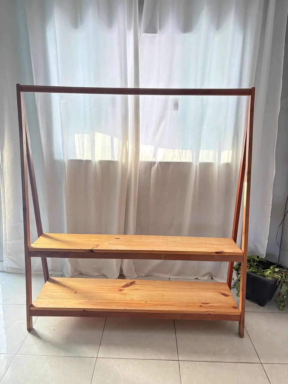 Arara de madeira de roupas