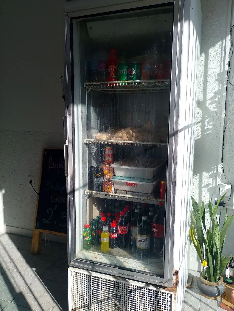 Vendo expositor de bebidas gelando bem - Foto 4