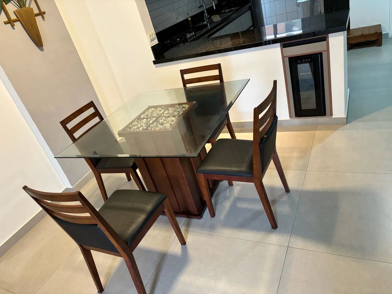 Mesa de Vidro Com acabamento diferenciado em pedras e Base de Madeira  - Foto 2