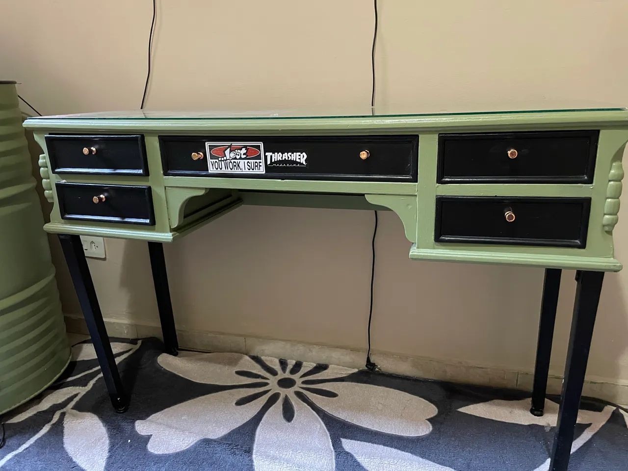 Vendo Conjunto com bancada/ Balcão retrô com vidro+ Tambor com rodinhas.  - Foto 2