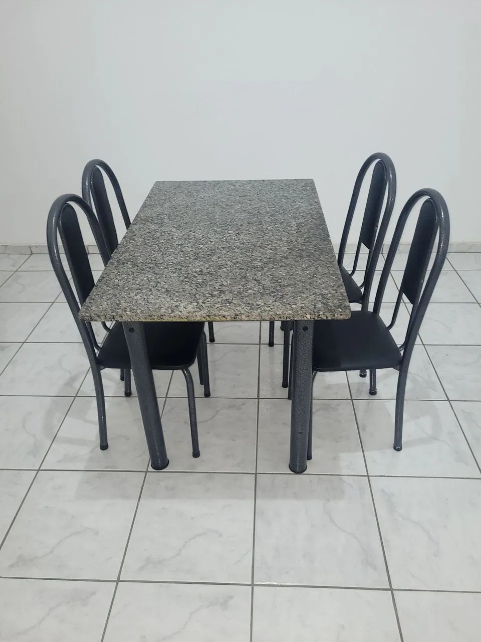 Mesa de Granito com 4 Cadeiras - R$ 650 - Foto 2