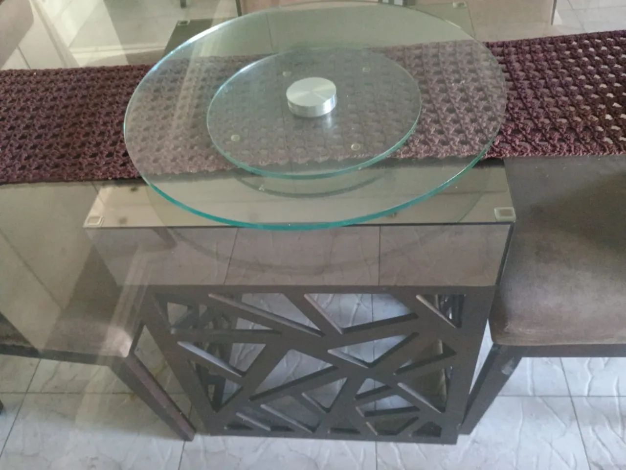 Mesa quadrada 1,80 com 8 cadeiras em madeira + aparador.  - Foto 4