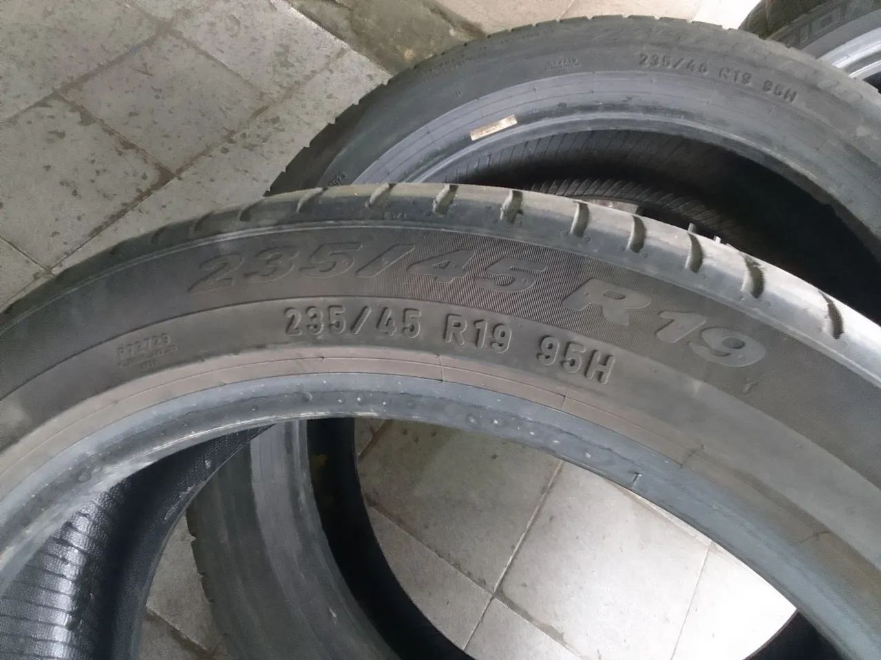 Pneu 235/45/19 pirelli - Foto 2