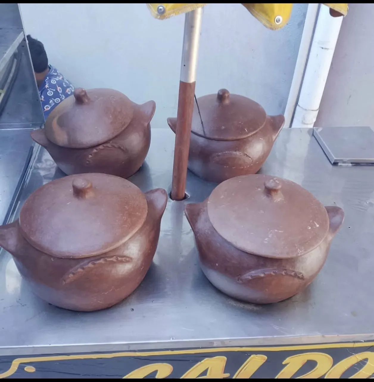 Carrinho de caldos já com as panelas de barro - Foto 4