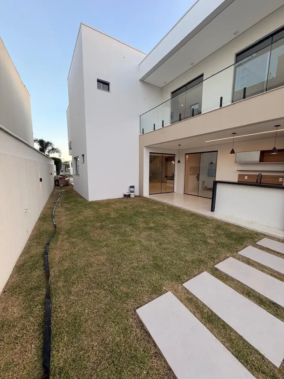 DUPLEX ALTO PADRÃO - 4 QUARTOS - [SENDO 03 SUITES COM CLOSET E VARANDA] - Foto 2