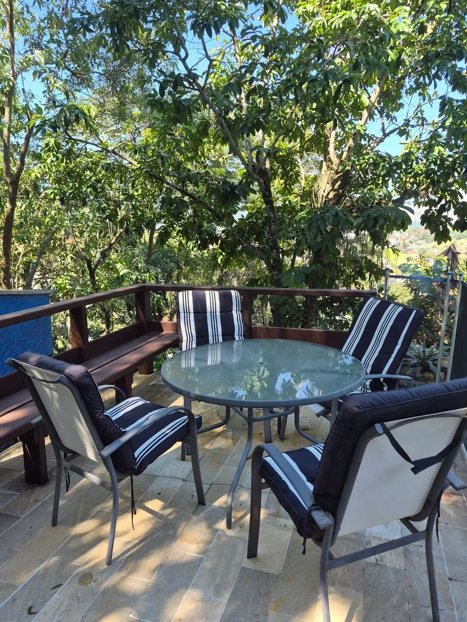 Mesa para área externa com 4 cadeiras com acolchoados removíveis 