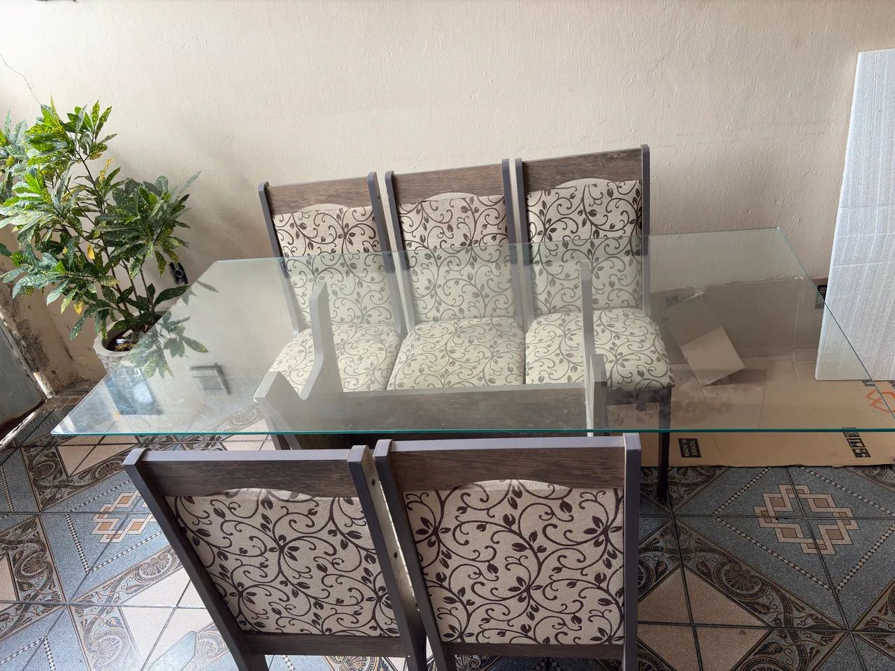 Mesa de vidro, 6 lugares, acompanha 5 cadeiras