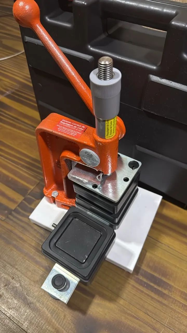 Máquina de botton semiautomatica quadrado 50x50mm com imã - Foto 4