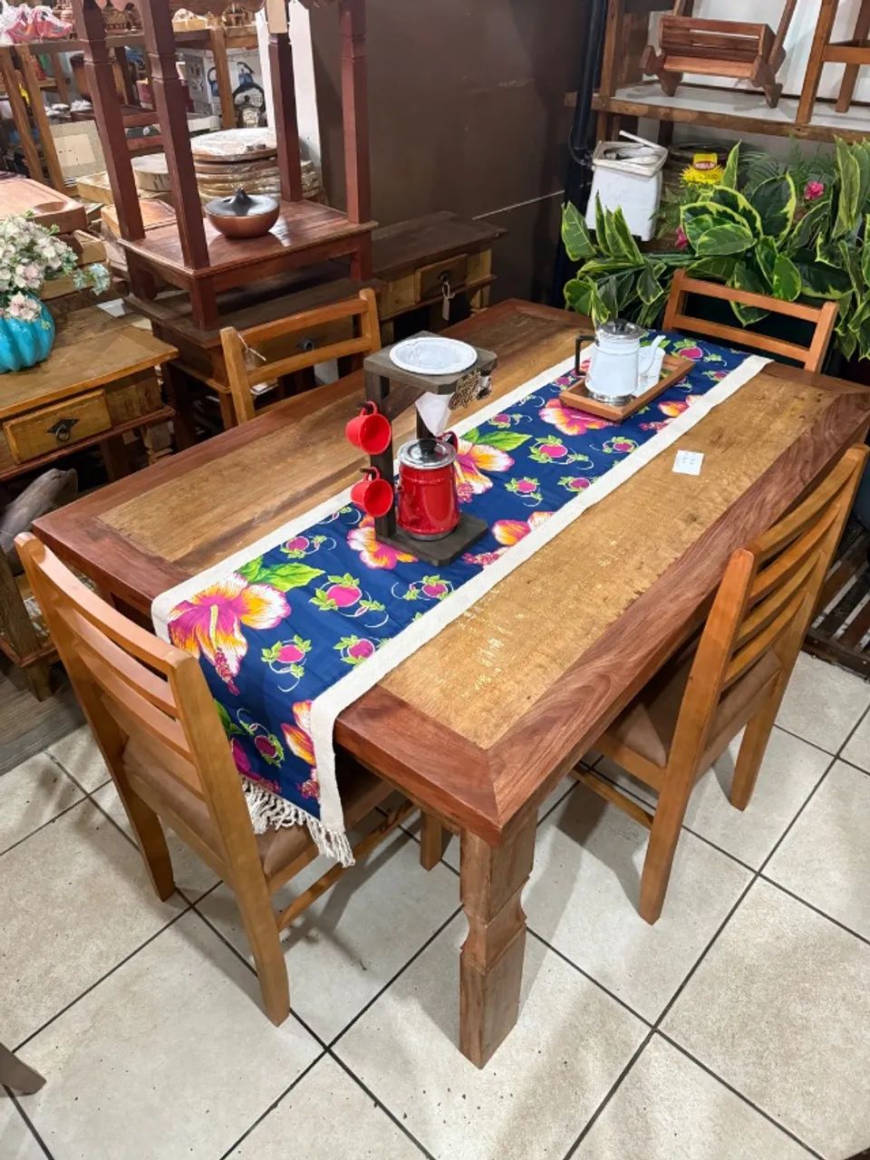 Mesa de madeira com 4 cadeiras 