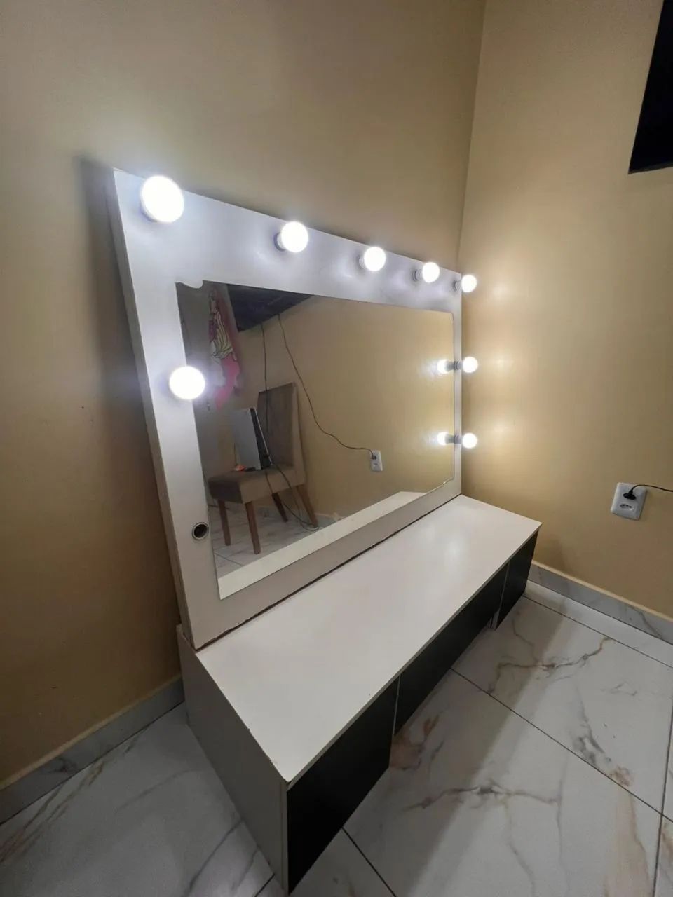 Vendo penteadeira com 8 lâmpadas 3 gavetas  - Foto 2